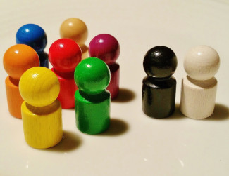 Bunte Spielfiguren stehen zusammen